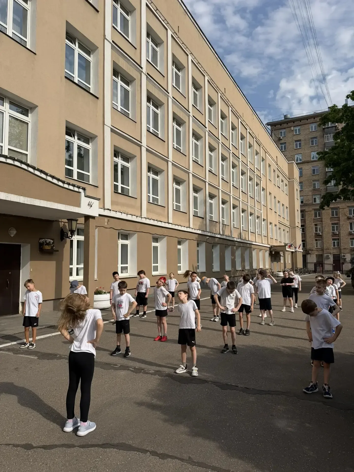 Такие разные уроки  На улице - отличная погода! Поэтому уроки физкультуры проходят на свежем воздухе