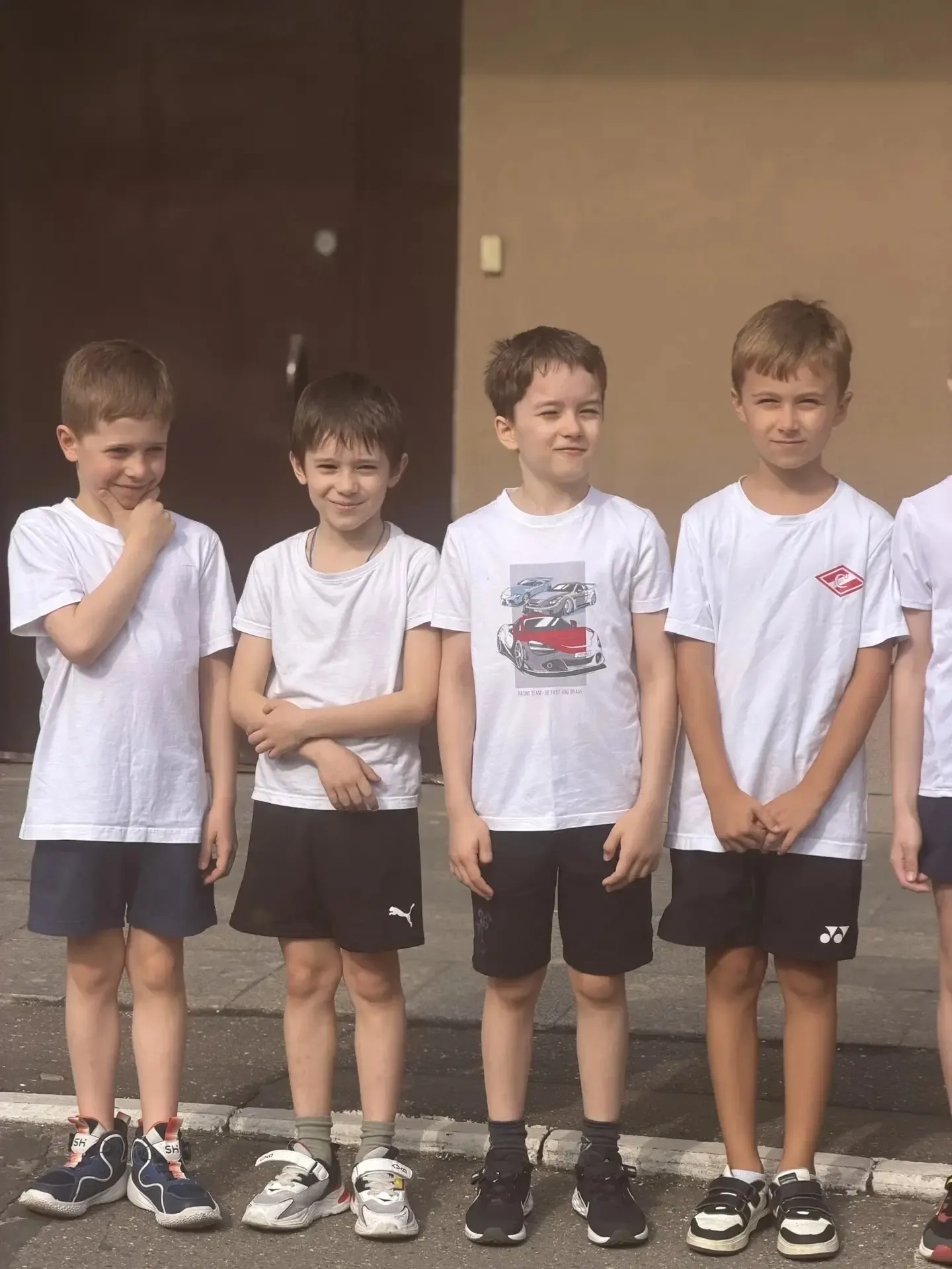 Такие разные уроки  На улице - отличная погода! Поэтому уроки физкультуры проходят на свежем воздухе