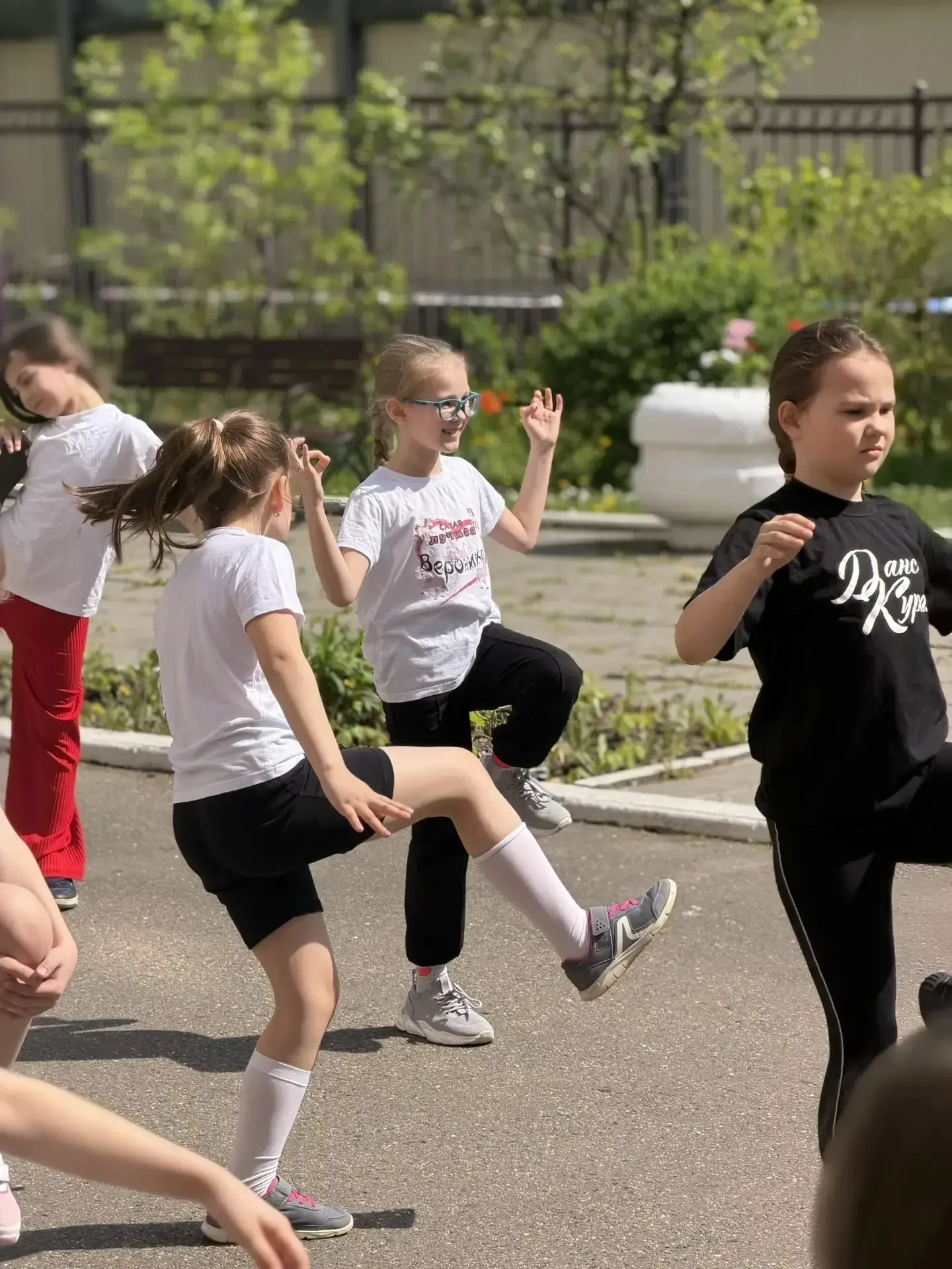 Такие разные уроки  На улице - отличная погода! Поэтому уроки физкультуры проходят на свежем воздухе