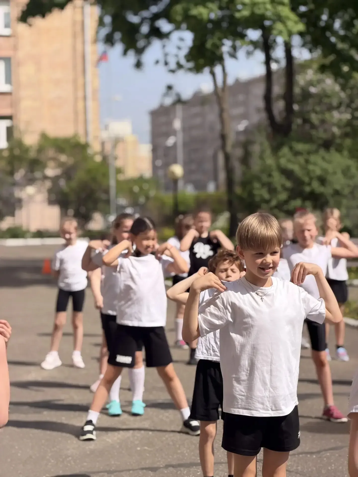 Такие разные уроки  На улице - отличная погода! Поэтому уроки физкультуры проходят на свежем воздухе