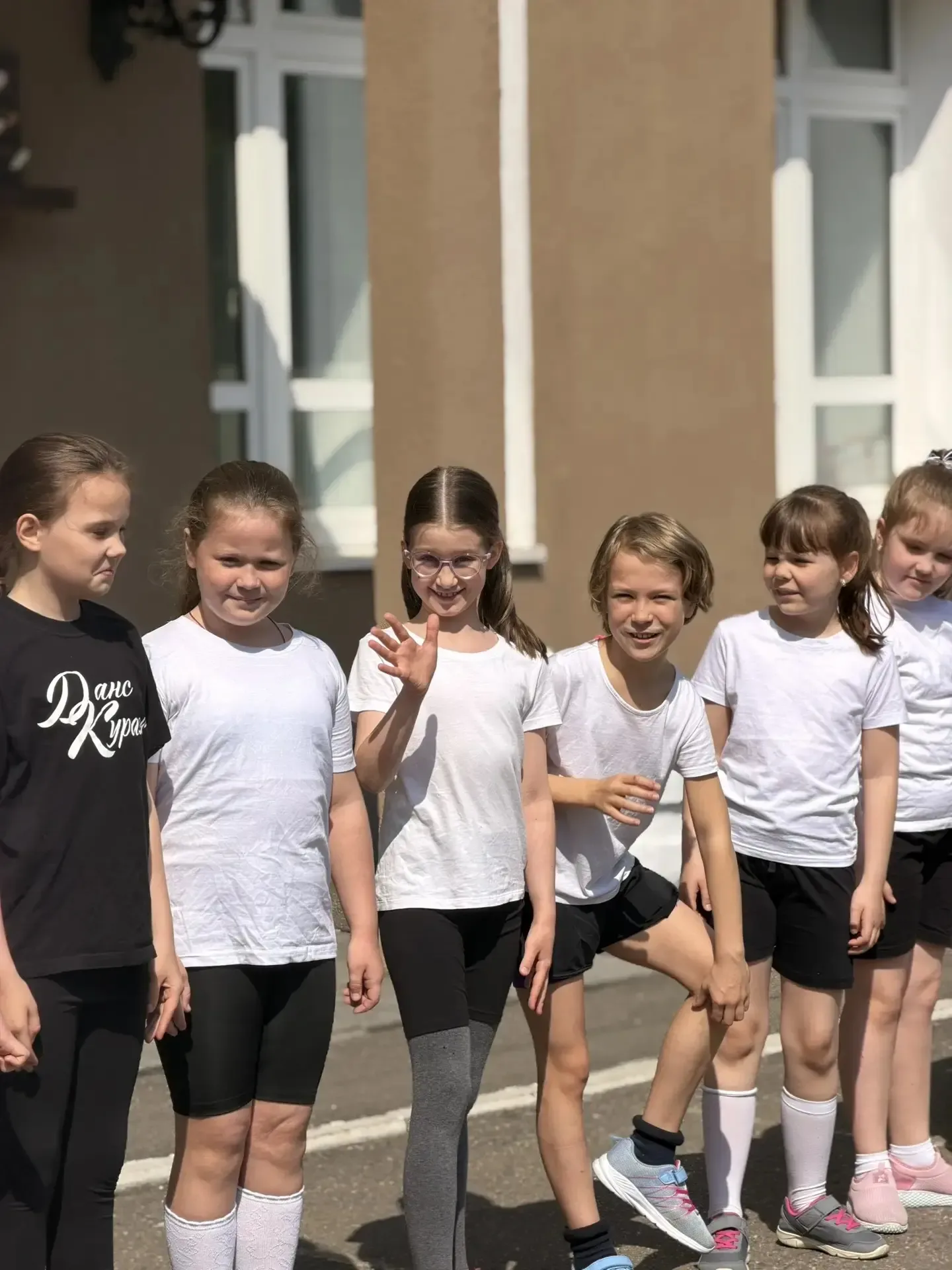 Такие разные уроки  На улице - отличная погода! Поэтому уроки физкультуры проходят на свежем воздухе