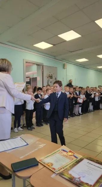 🎓✨ Сегодня для учеников начальной школы прошла Торжественная линейка, на которой вручили грамоты наш