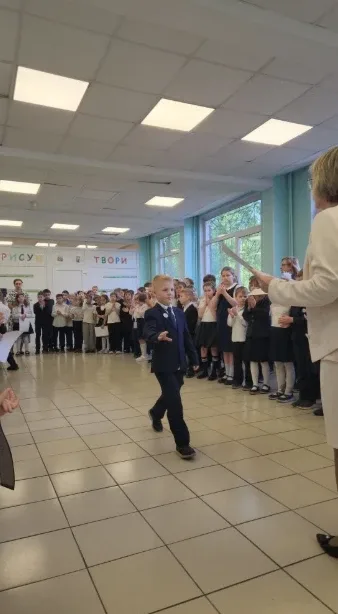 🎓✨ Сегодня для учеников начальной школы прошла Торжественная линейка, на которой вручили грамоты наш