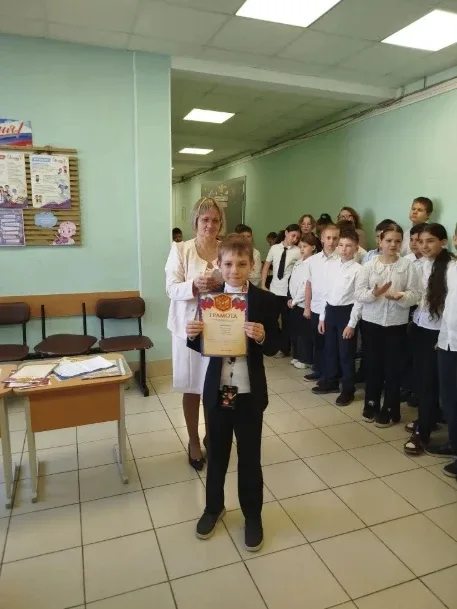 🎓✨ Сегодня для учеников начальной школы прошла Торжественная линейка, на которой вручили грамоты наш