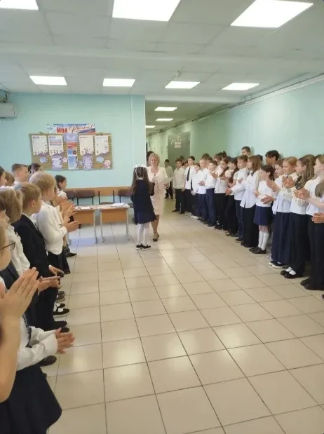 🎓✨ Сегодня для учеников начальной школы прошла Торжественная линейка, на которой вручили грамоты наш