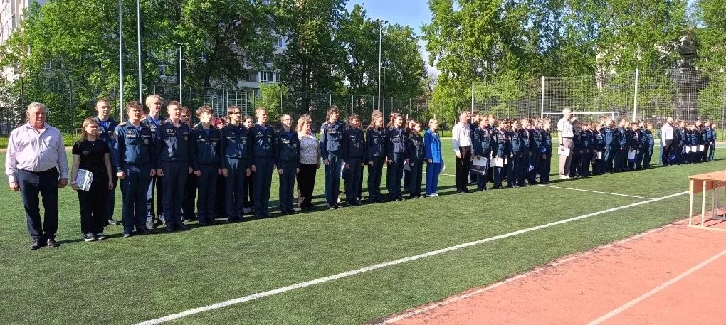 Финальные аккорды учебного года! 🎓 Сегодня в школе прошла итоговая линейка с награждением наших заме