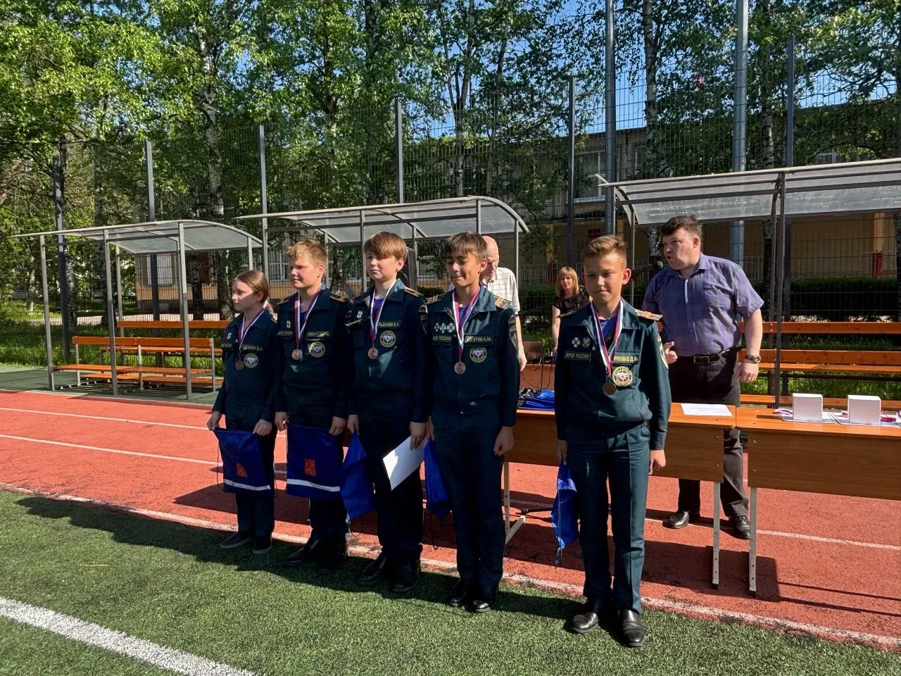 Финальные аккорды учебного года! 🎓 Сегодня в школе прошла итоговая линейка с награждением наших заме
