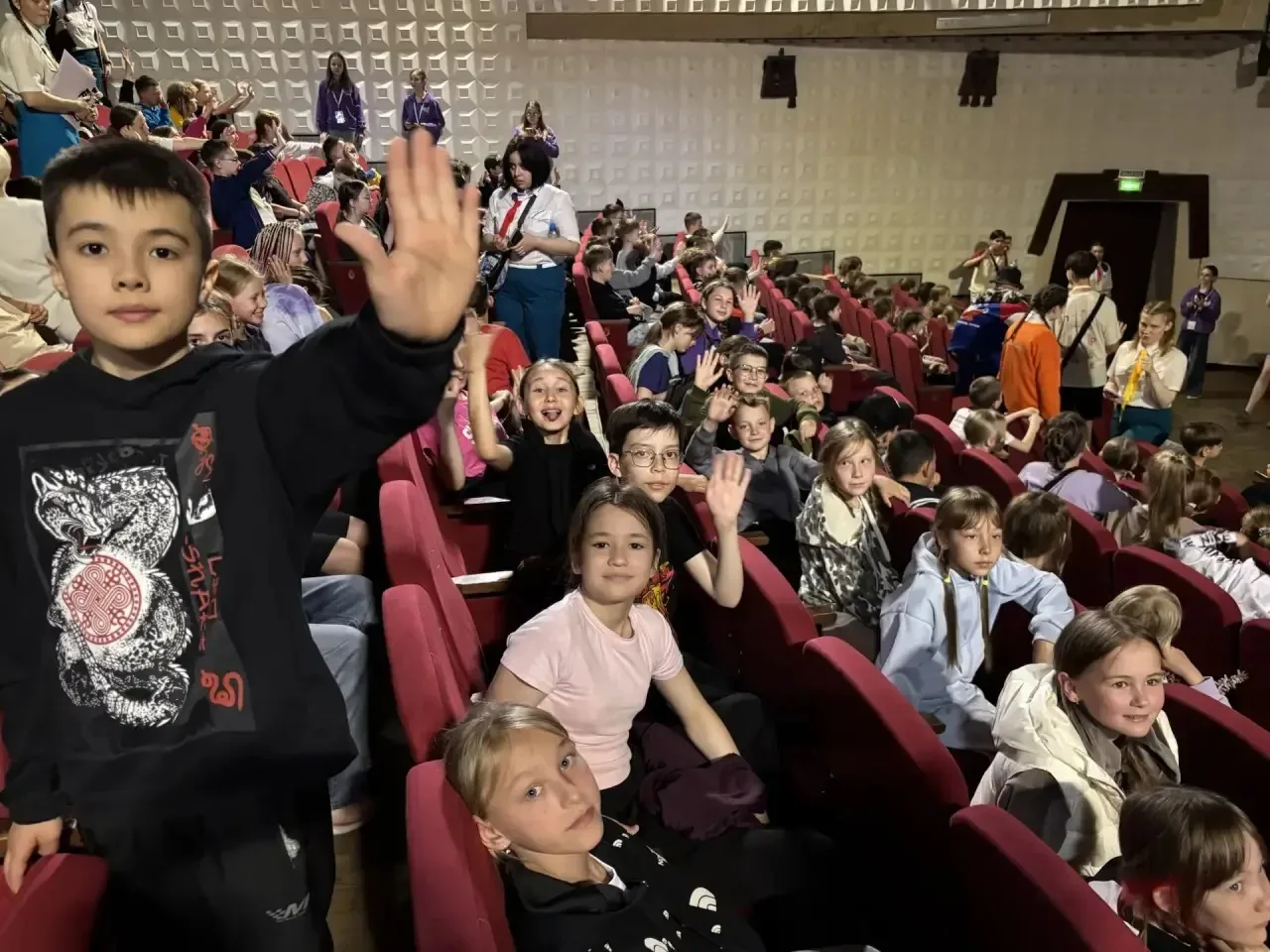 📸 На связи «Орлёнок»!  Привет всем от победителей «Орлята России» 👋 Команда 4 В класса прямо сейчас 