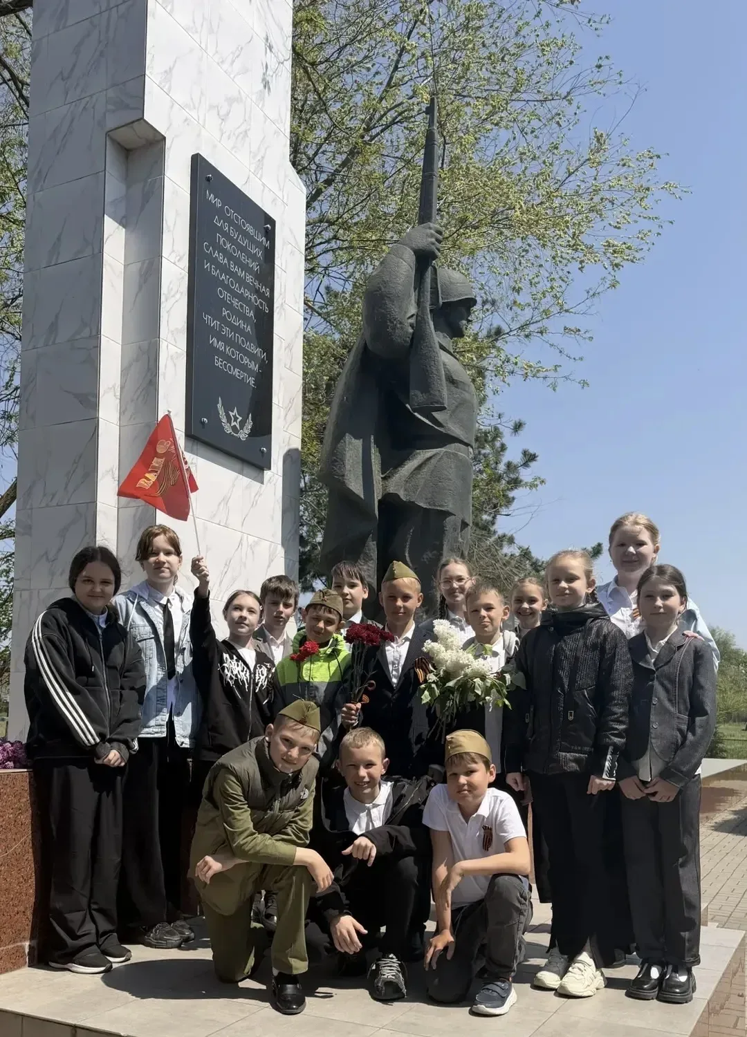 Сегодня школьники МБОУ Кагальницкой СОШ почтили память героев Великой Отечественной войны 🎗️ С трепе