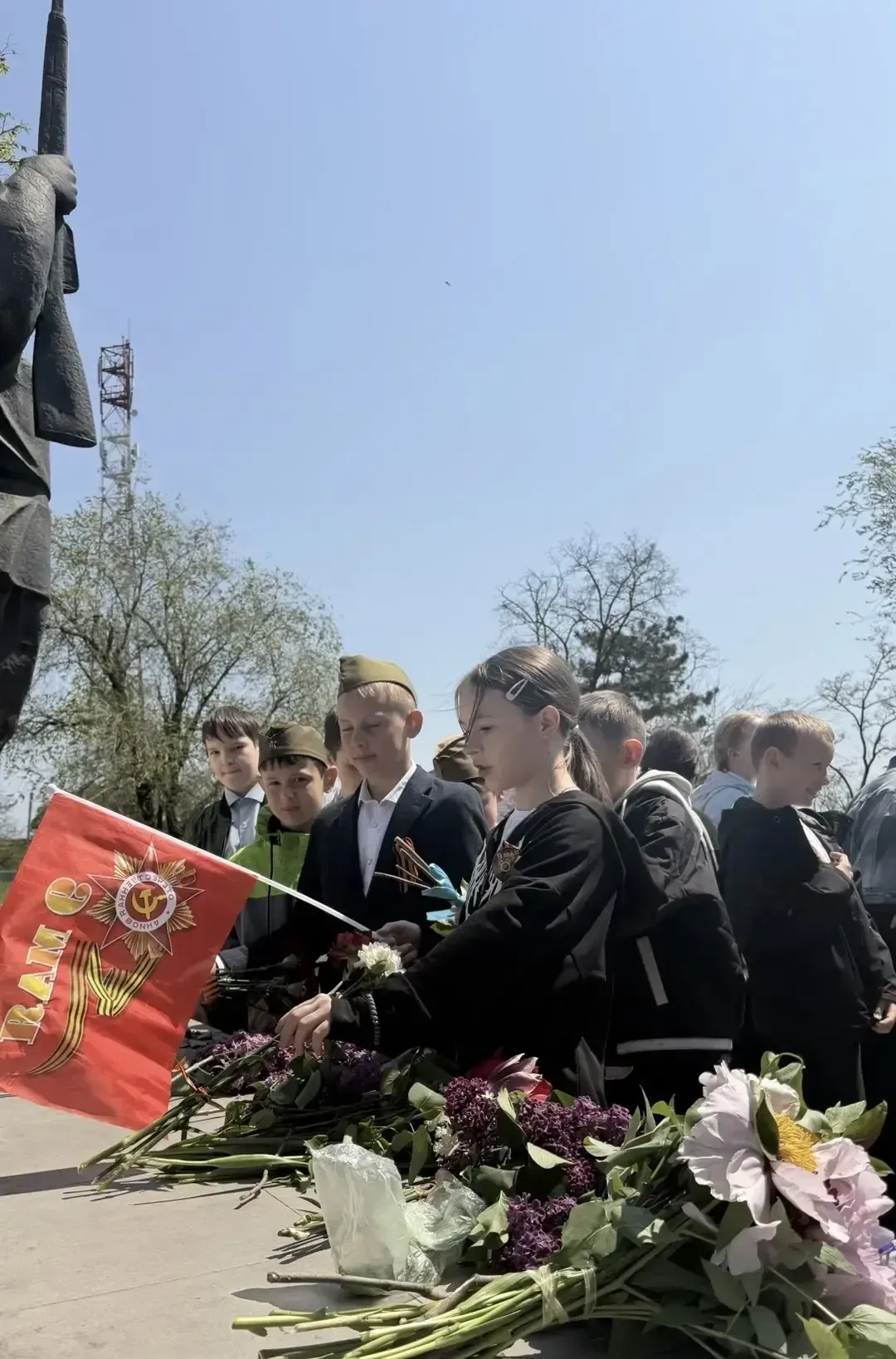 Сегодня школьники МБОУ Кагальницкой СОШ почтили память героев Великой Отечественной войны 🎗️ С трепе