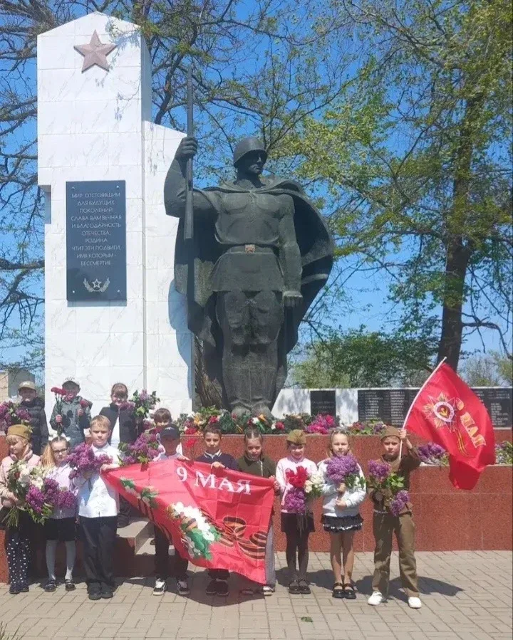 Сегодня школьники МБОУ Кагальницкой СОШ почтили память героев Великой Отечественной войны 🎗️ С трепе