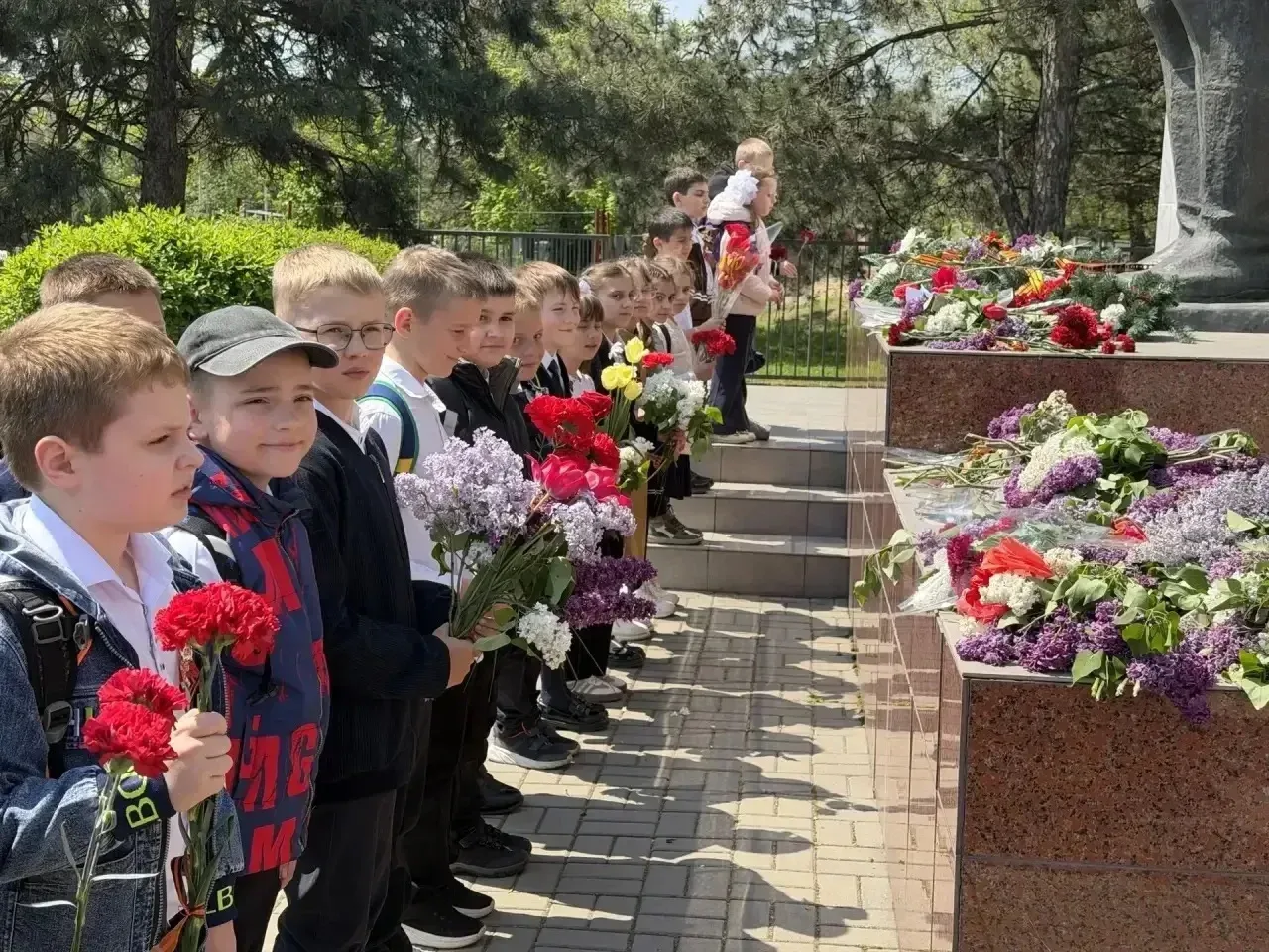 Сегодня школьники МБОУ Кагальницкой СОШ почтили память героев Великой Отечественной войны 🎗️ С трепе