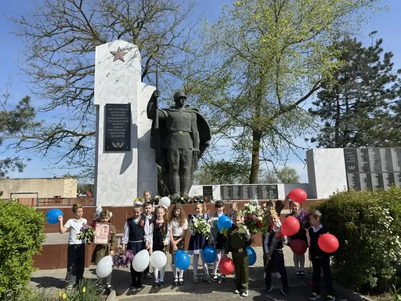 Сегодня школьники МБОУ Кагальницкой СОШ почтили память героев Великой Отечественной войны 🎗️ С трепе