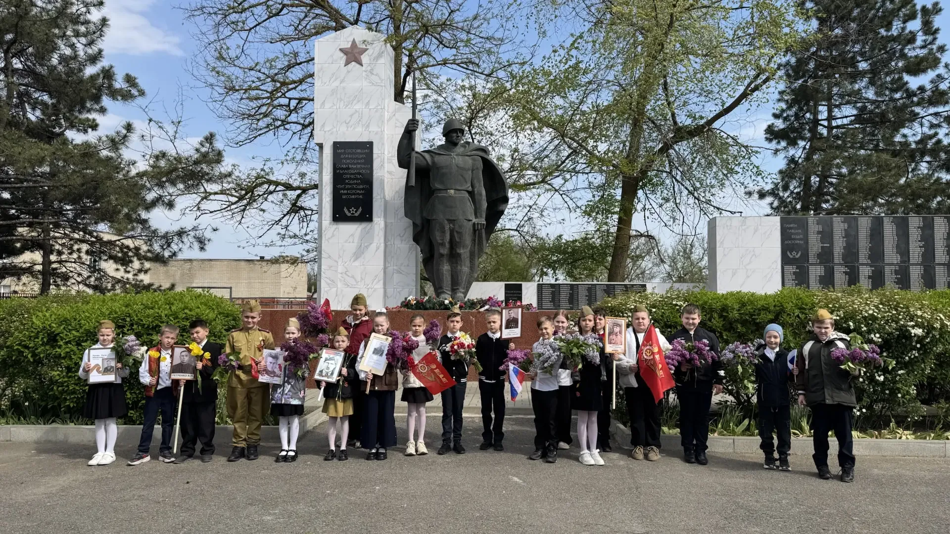Сегодня школьники МБОУ Кагальницкой СОШ почтили память героев Великой Отечественной войны 🎗️ С трепе