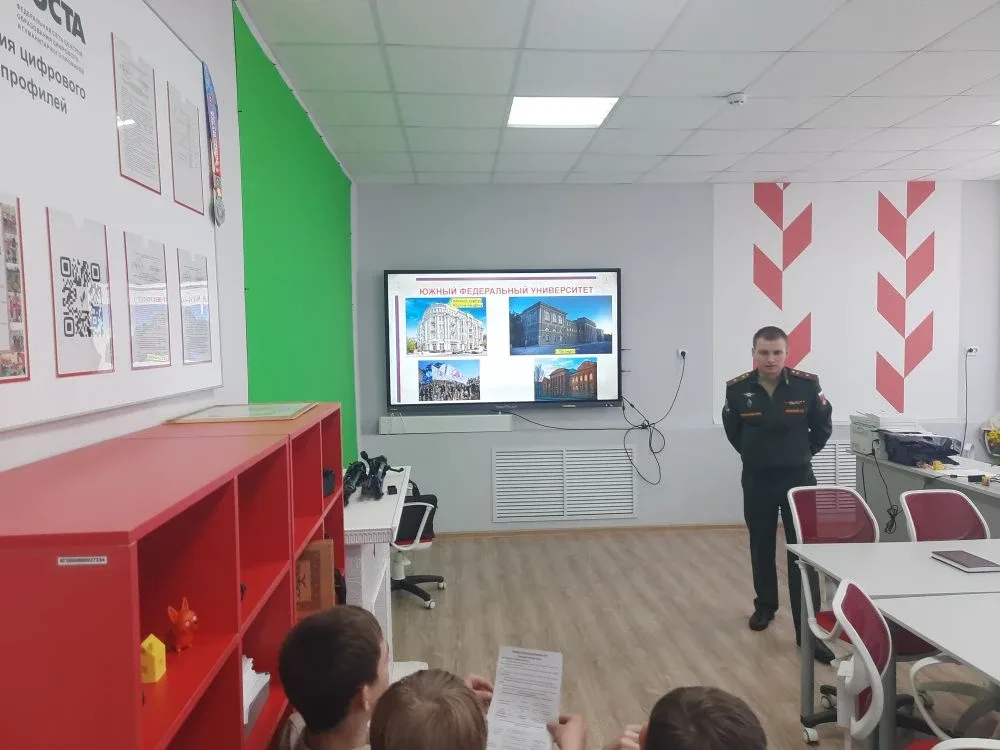 ✨️ 7 мая на базе Кагальницкой школы прошло профориентационное мероприятие с представителем ВУЦ ЮФУ. 