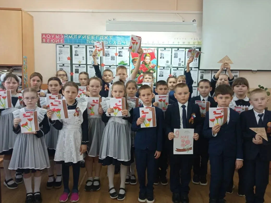 🇷🇺 Встреча с героем: урок мужества!  В преддверии великого праздника — Дня Победы — во 2А классе про
