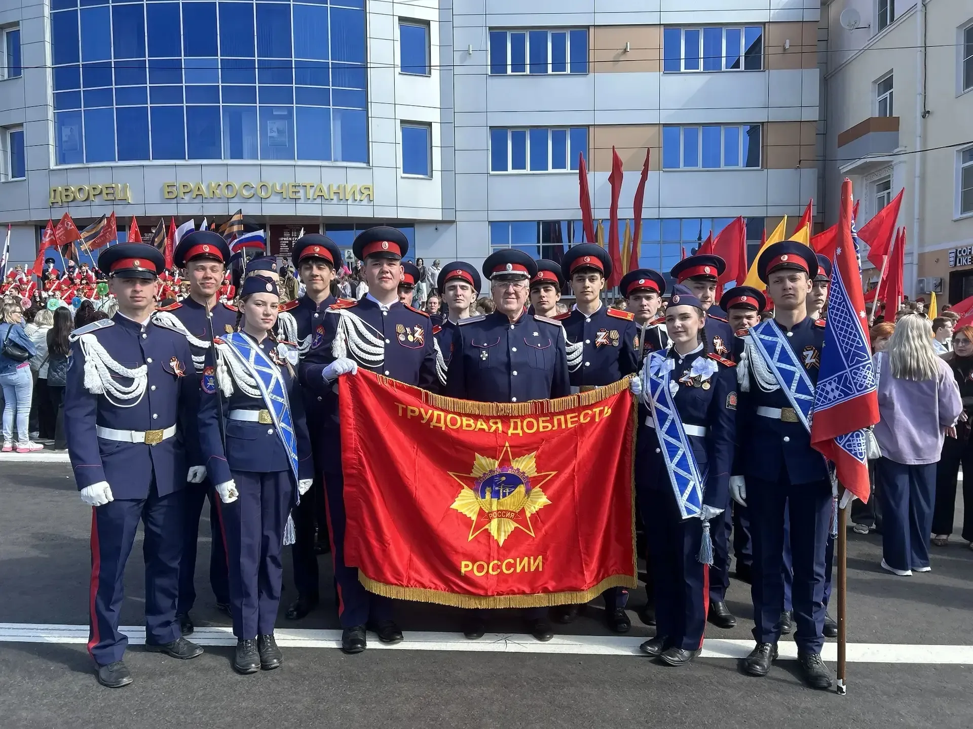 Кадеты школы №30 в строю Парада Победы на Советской площади!  Сегодня, 9 мая 2026 года, на главной п