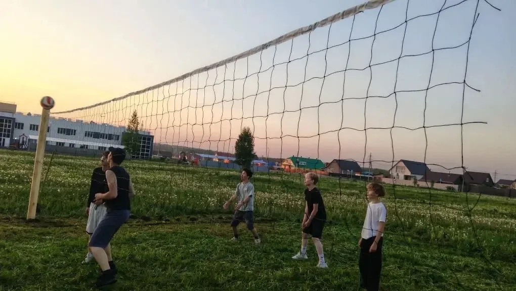 🏐 У нас отличная новость: возле школы появилась новая волейбольная площадка!    Сегодня наша дружная