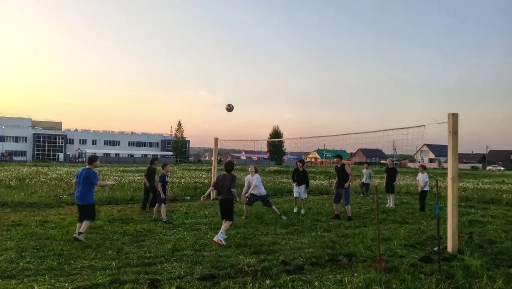 🏐 У нас отличная новость: возле школы появилась новая волейбольная площадка!    Сегодня наша дружная