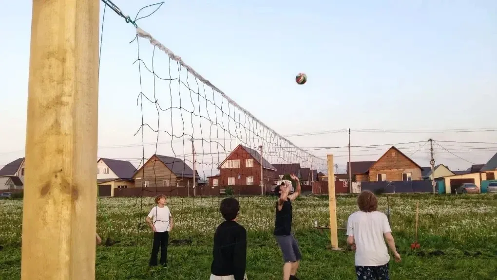 🏐 У нас отличная новость: возле школы появилась новая волейбольная площадка!    Сегодня наша дружная
