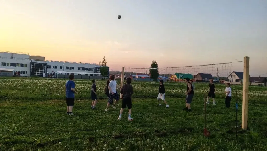 🏐 У нас отличная новость: возле школы появилась новая волейбольная площадка!    Сегодня наша дружная