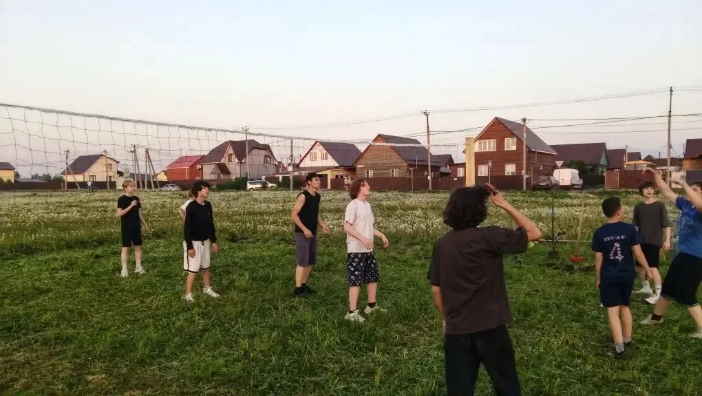 🏐 У нас отличная новость: возле школы появилась новая волейбольная площадка!    Сегодня наша дружная