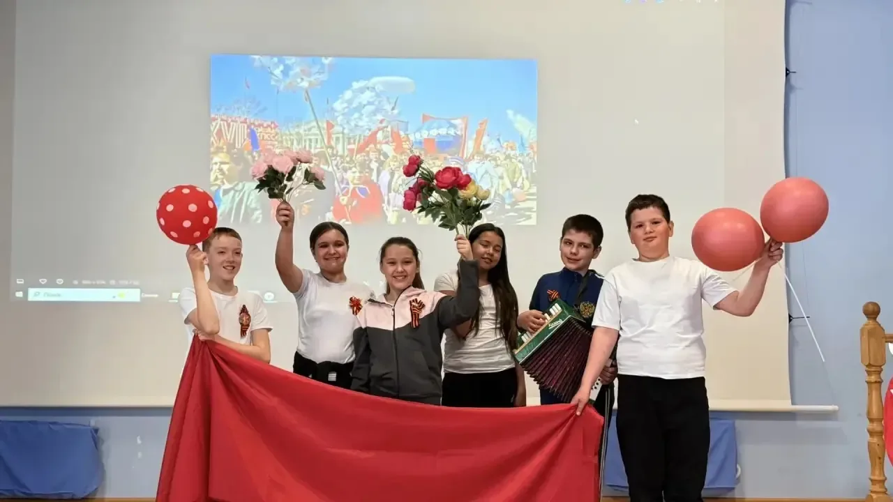 🌷 1 Мая: от советской демонстрации к весеннему празднику весны и труда!  🎈1 мая — день, который в СС