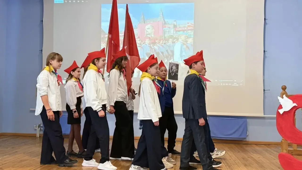 🌷 1 Мая: от советской демонстрации к весеннему празднику весны и труда!  🎈1 мая — день, который в СС