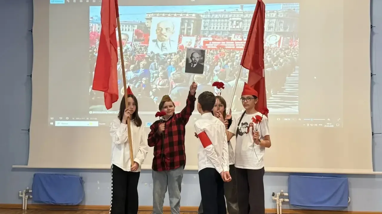 🌷 1 Мая: от советской демонстрации к весеннему празднику весны и труда!  🎈1 мая — день, который в СС