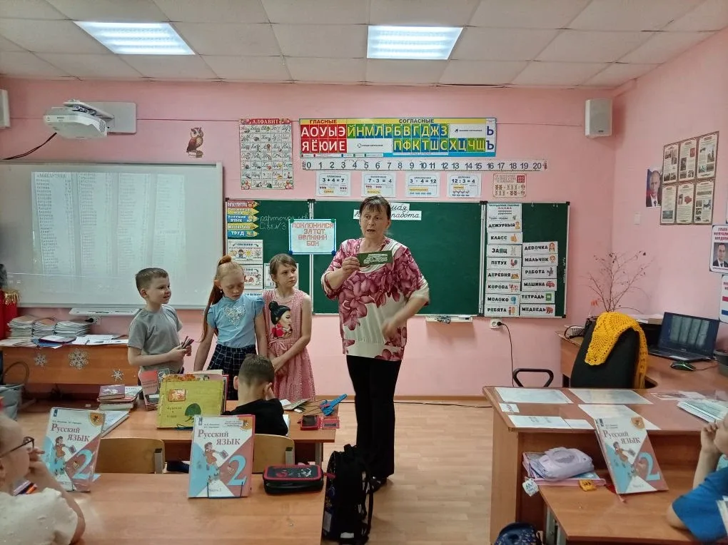 Сегодня во 2 «Б» классе состоялась интересная и познавательная беседа с работниками библиотеки. Встр