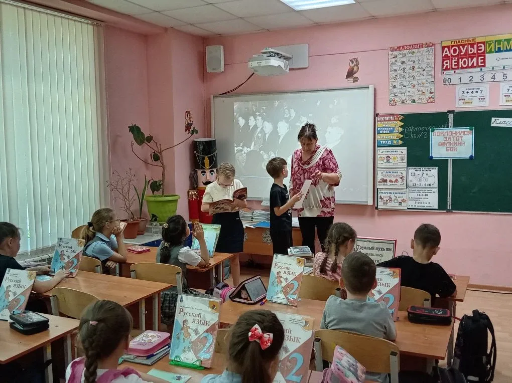 Сегодня во 2 «Б» классе состоялась интересная и познавательная беседа с работниками библиотеки. Встр