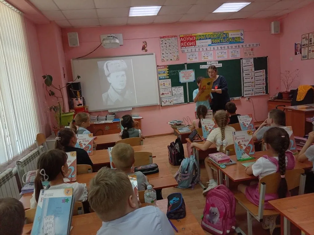 Сегодня во 2 «Б» классе состоялась интересная и познавательная беседа с работниками библиотеки. Встр