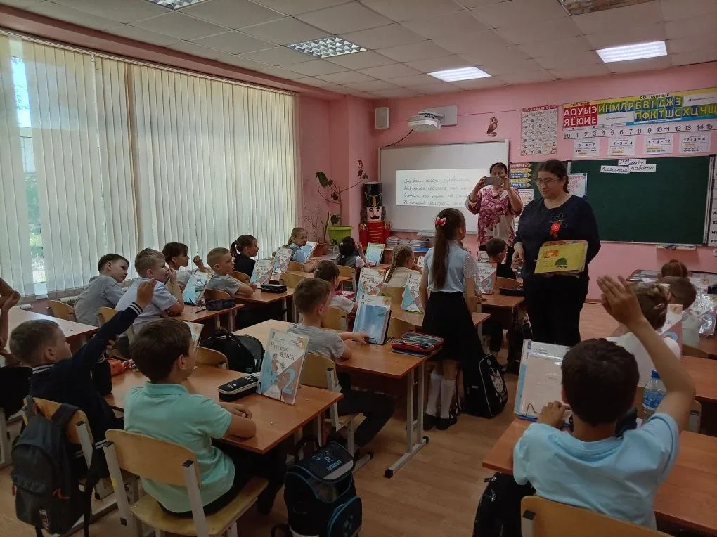 Сегодня во 2 «Б» классе состоялась интересная и познавательная беседа с работниками библиотеки. Встр