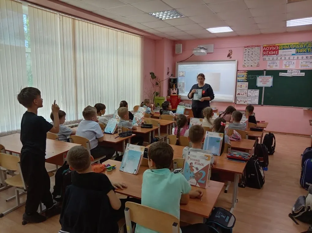 Сегодня во 2 «Б» классе состоялась интересная и познавательная беседа с работниками библиотеки. Встр