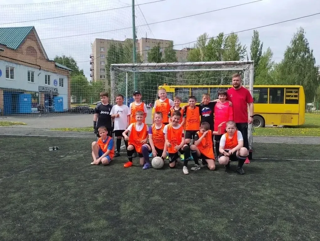 🥈 Серебряный пьедестал: «Кожаный мяч» — 2025/2026!  С гордостью сообщаем, что команда нашего лицея з