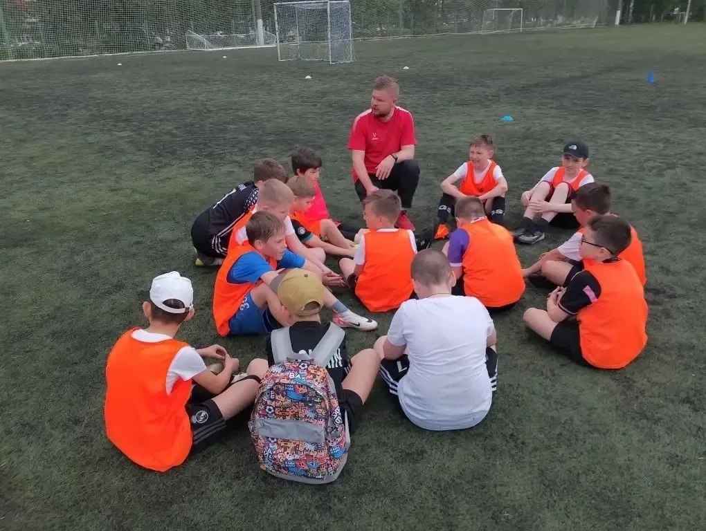🥈 Серебряный пьедестал: «Кожаный мяч» — 2025/2026!  С гордостью сообщаем, что команда нашего лицея з