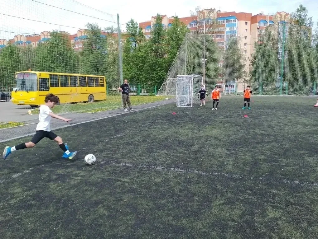 🥈 Серебряный пьедестал: «Кожаный мяч» — 2025/2026!  С гордостью сообщаем, что команда нашего лицея з