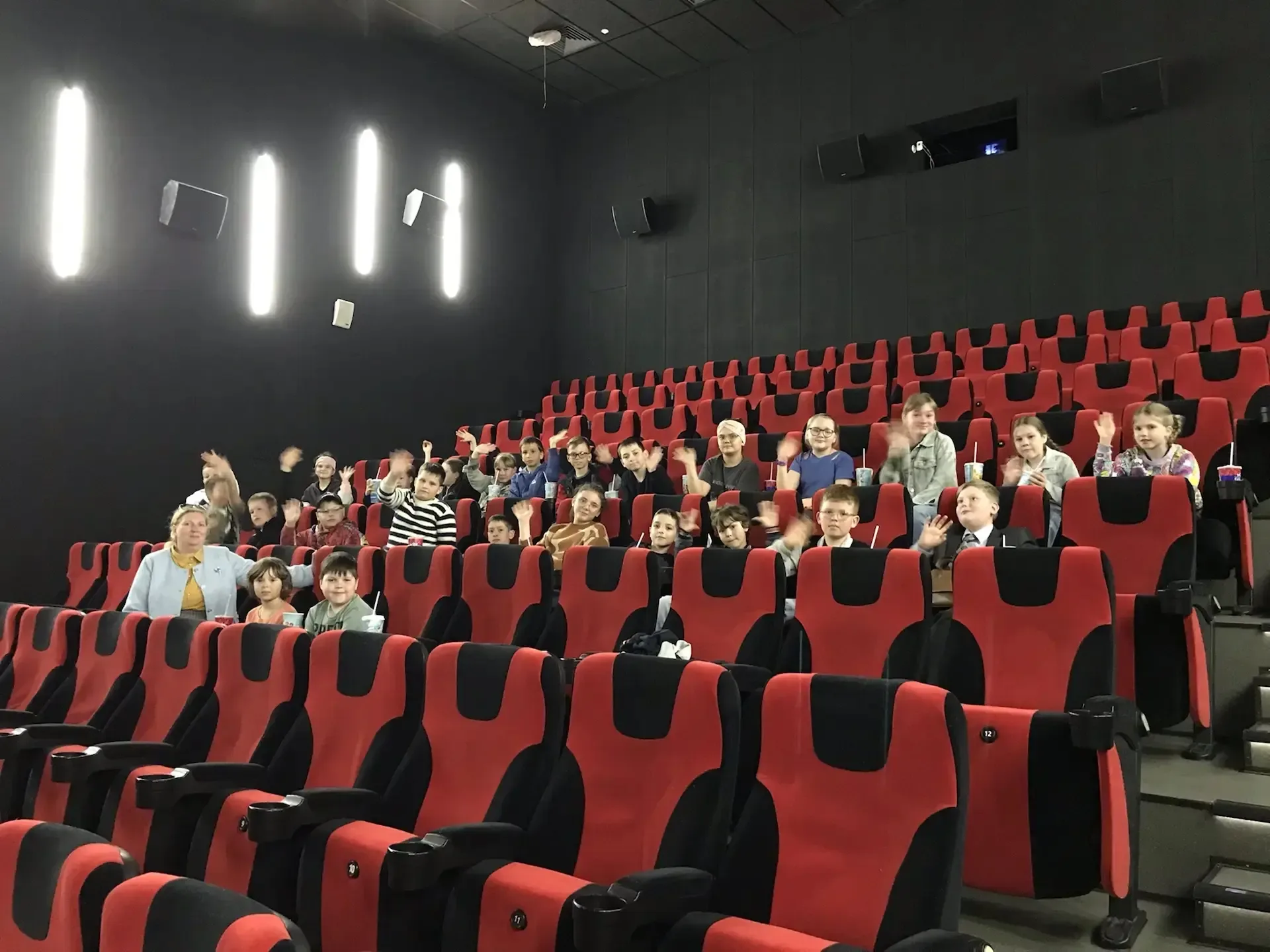 12 мая учащиеся 3А класса посетили кинотеатр "Синема 5", где посмотрели фильм "Моя собака космонавт"