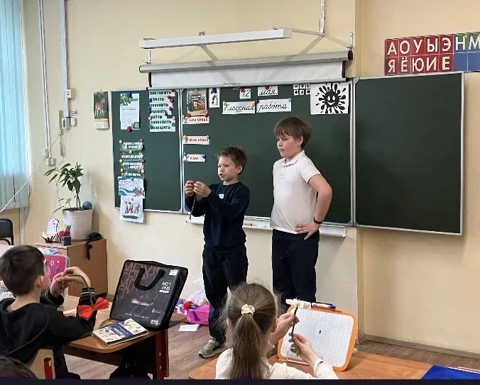 💢 Цветы из салфеток   🔸 В 1 «М» классе прошёл творческий мастер-класс «Цветы из салфеток». Провели е
