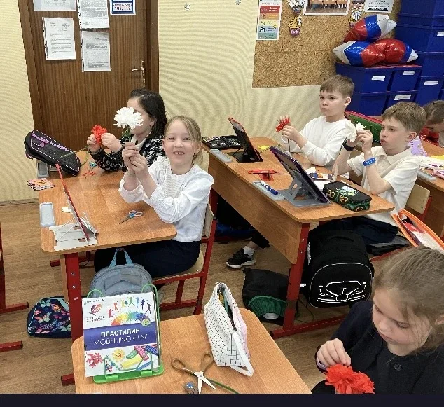 💢 Цветы из салфеток   🔸 В 1 «М» классе прошёл творческий мастер-класс «Цветы из салфеток». Провели е