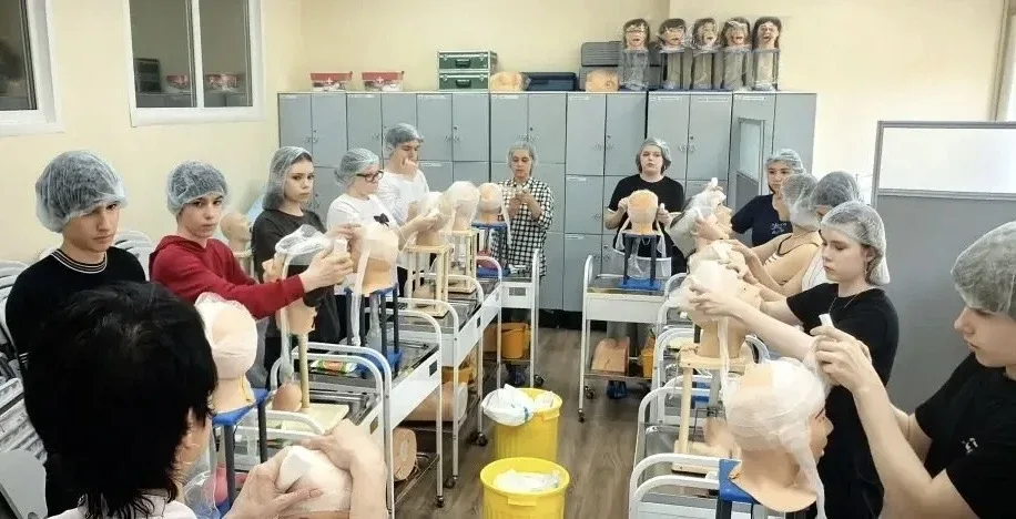 💢 Мастерство начинается здесь  🔹 Чтобы узнать о профессии, от которой зависит здоровье людей, ученик