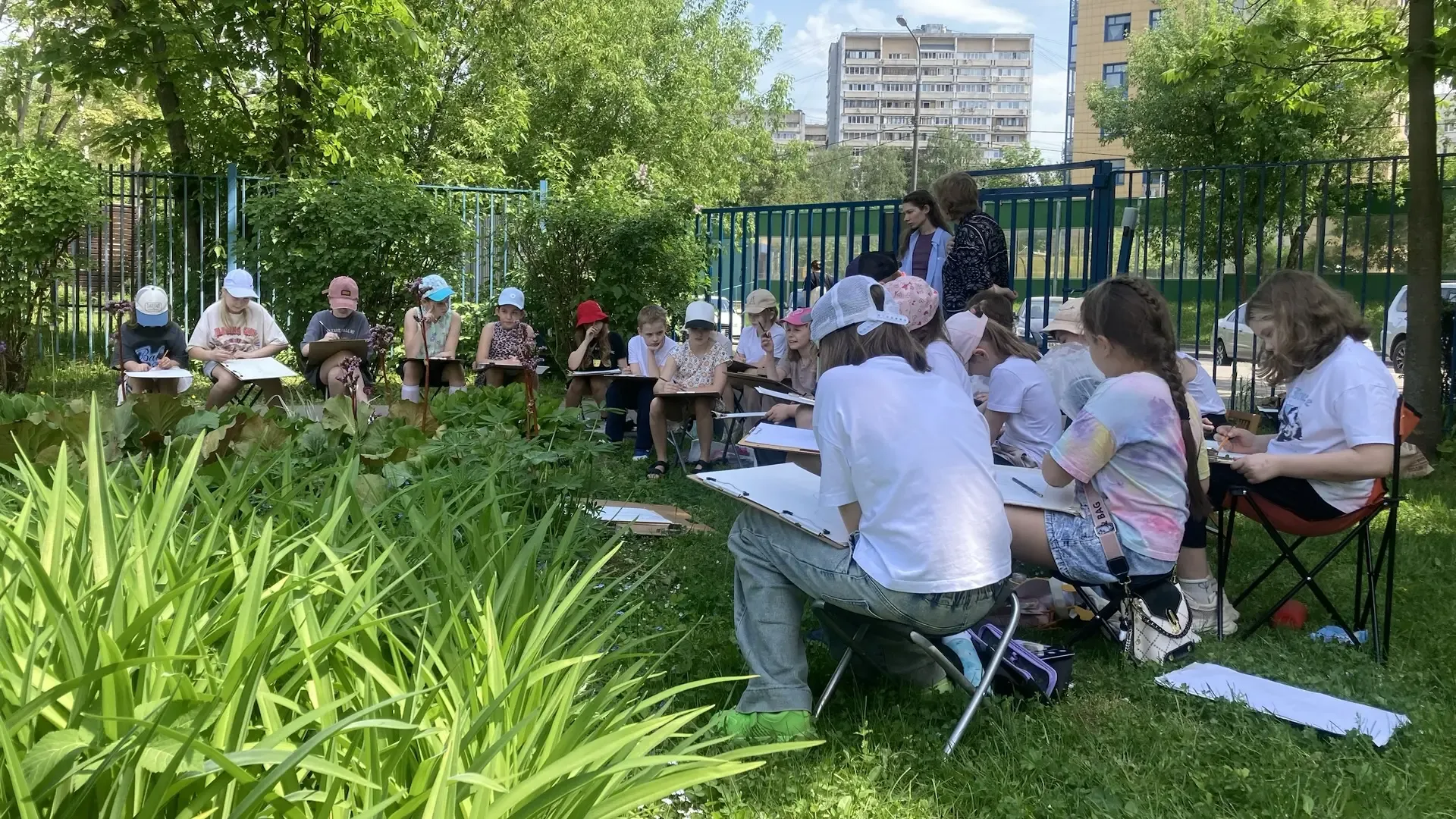 💢 Первые пленэрные зарисовки  🔶 У наших юных художников из 3 «Е» класса прошёл первый уличный пленэр