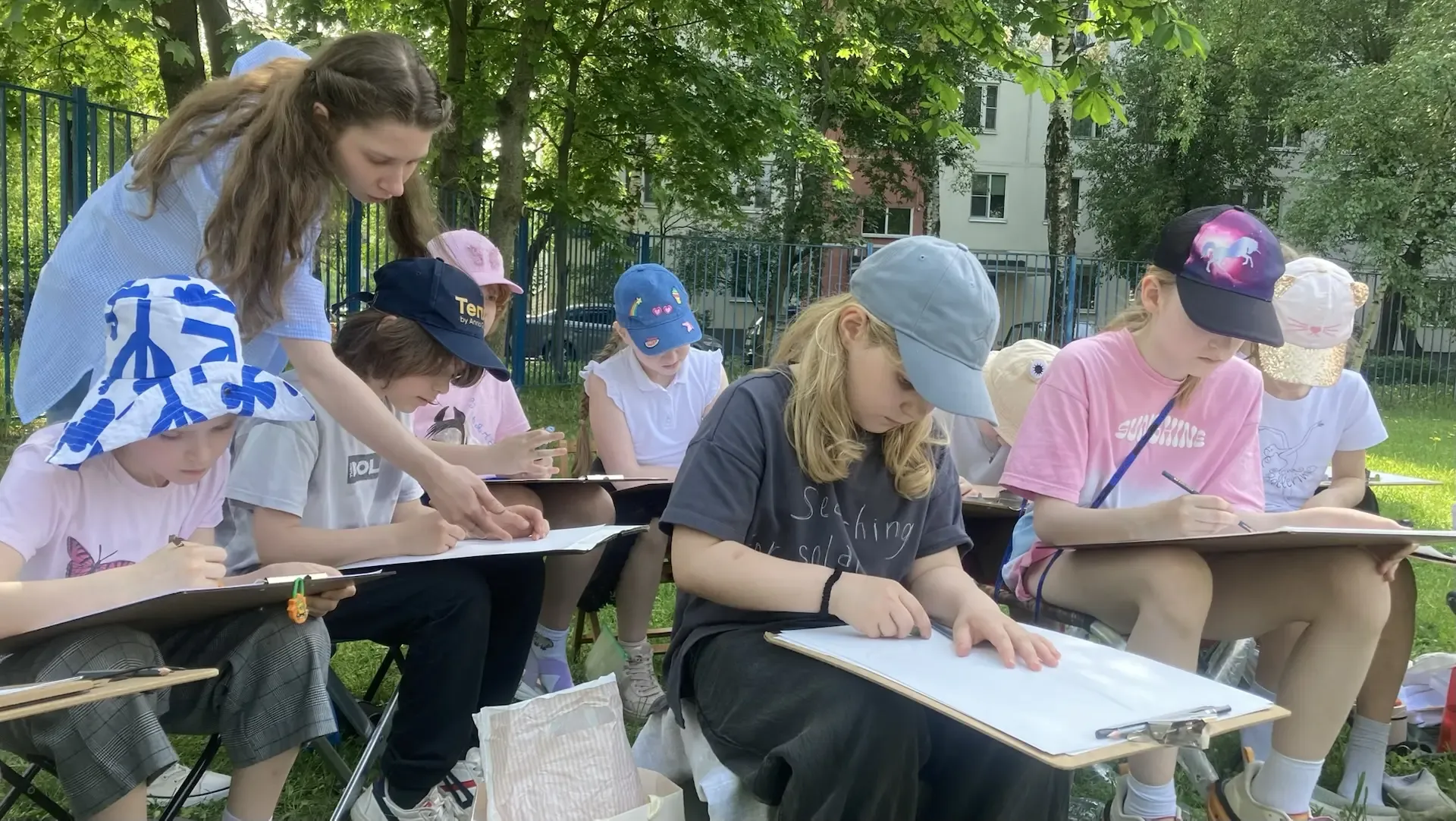 💢 Первые пленэрные зарисовки  🔶 У наших юных художников из 3 «Е» класса прошёл первый уличный пленэр