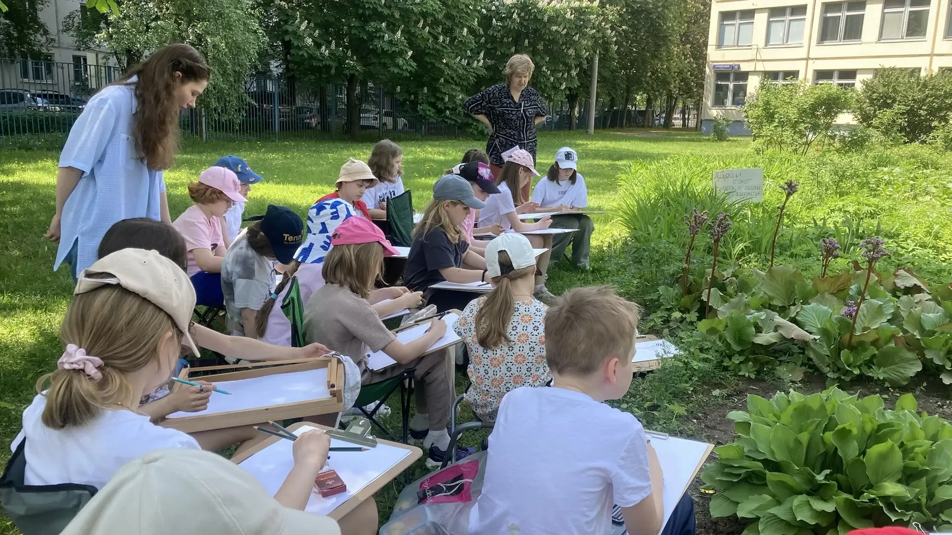 💢 Первые пленэрные зарисовки  🔶 У наших юных художников из 3 «Е» класса прошёл первый уличный пленэр