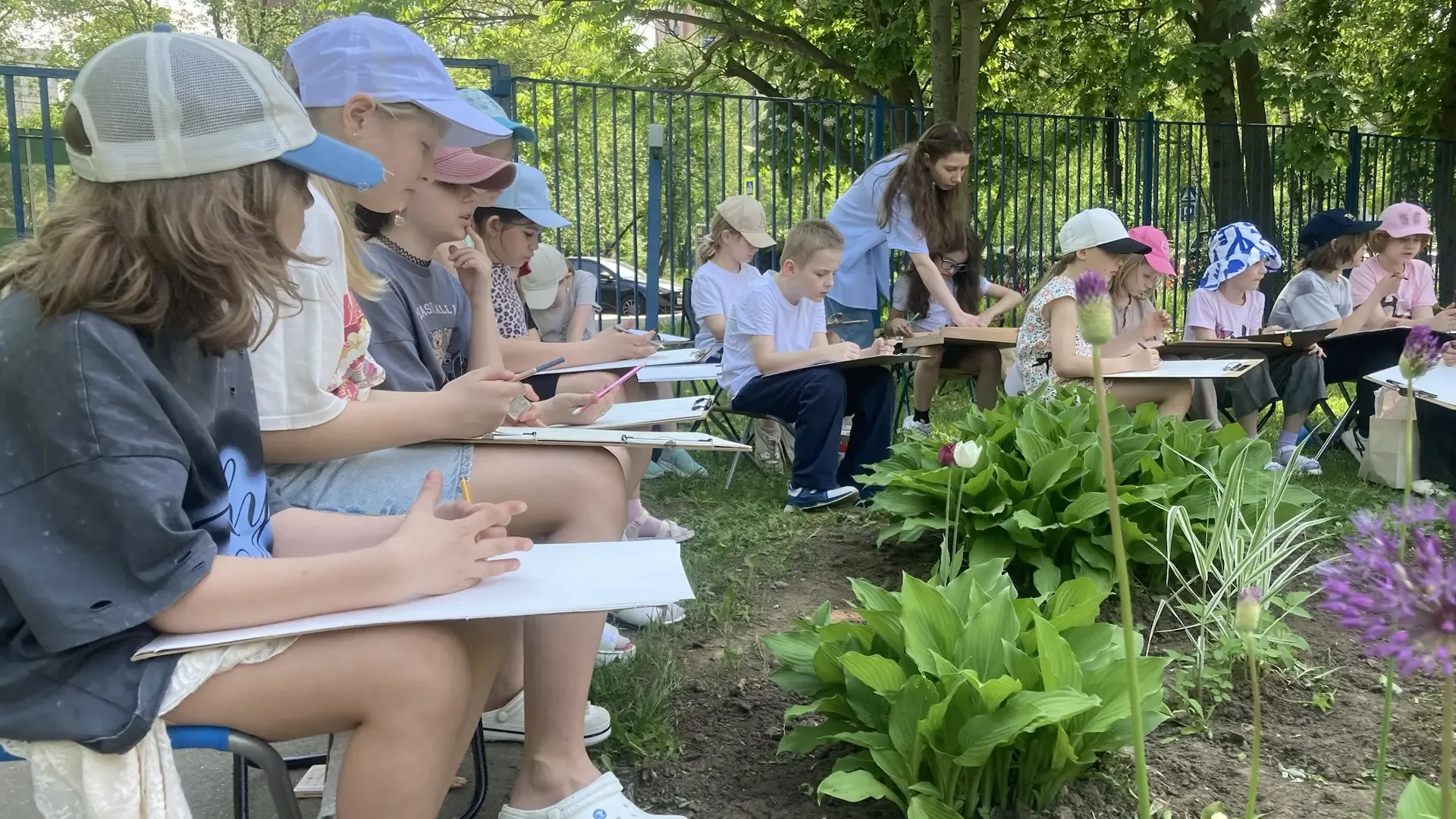 💢 Первые пленэрные зарисовки  🔶 У наших юных художников из 3 «Е» класса прошёл первый уличный пленэр