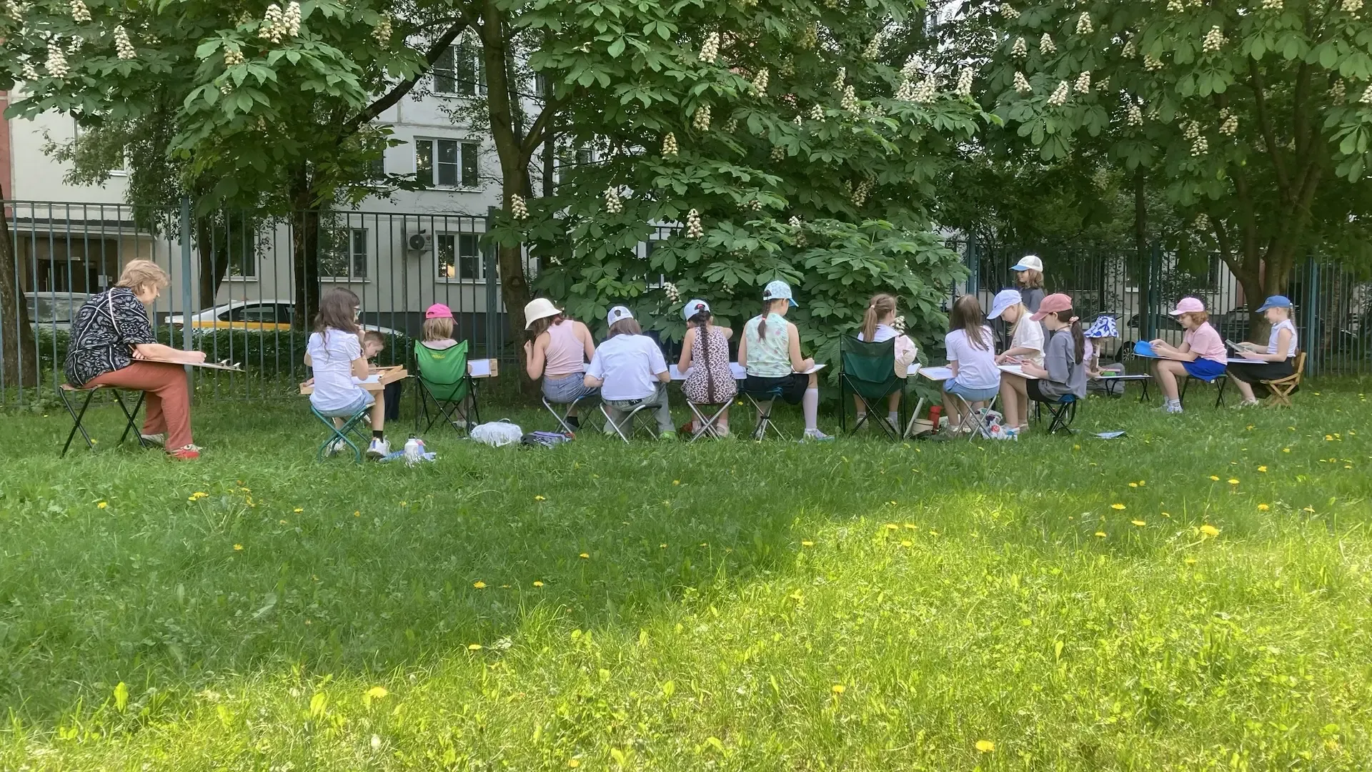 💢 Первые пленэрные зарисовки  🔶 У наших юных художников из 3 «Е» класса прошёл первый уличный пленэр