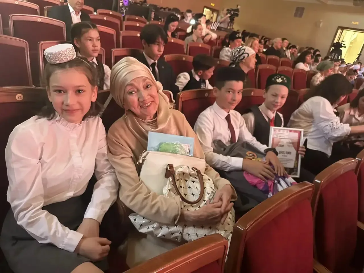 🎭 20 май көнне Казан шәһәренең Ленин исемендәге Мәдәният сараенда балалар һәм яшүсмерләр театрларыны