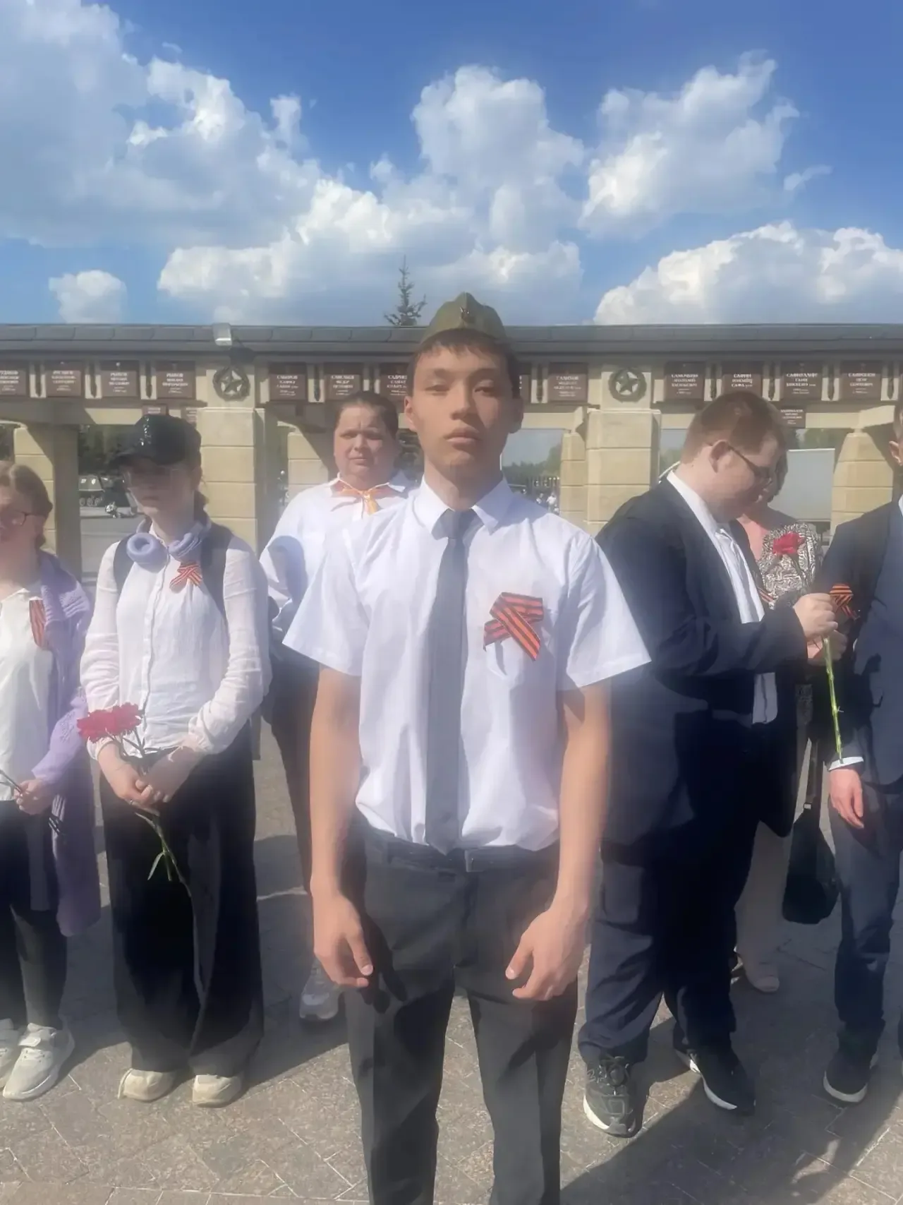 🎖️ В преддверии Дня Победы в Парке Победы Казани у Вечного огня ученики 10-х классов нашей школы зас