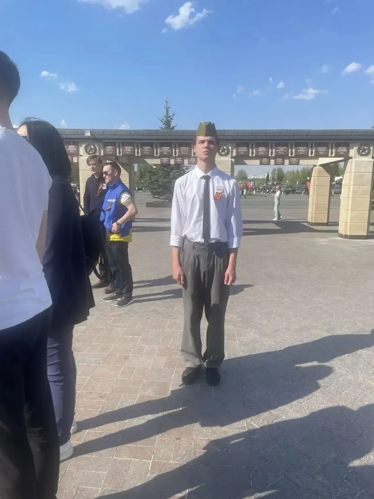 🎖️ В преддверии Дня Победы в Парке Победы Казани у Вечного огня ученики 10-х классов нашей школы зас