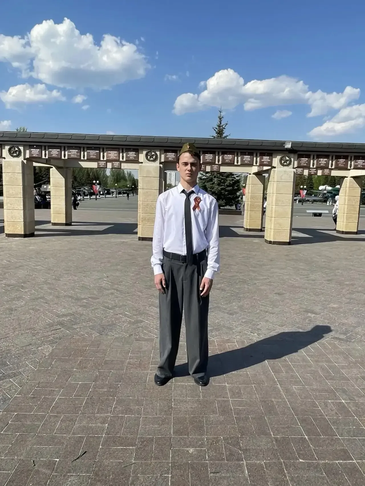 🎖️ В преддверии Дня Победы в Парке Победы Казани у Вечного огня ученики 10-х классов нашей школы зас